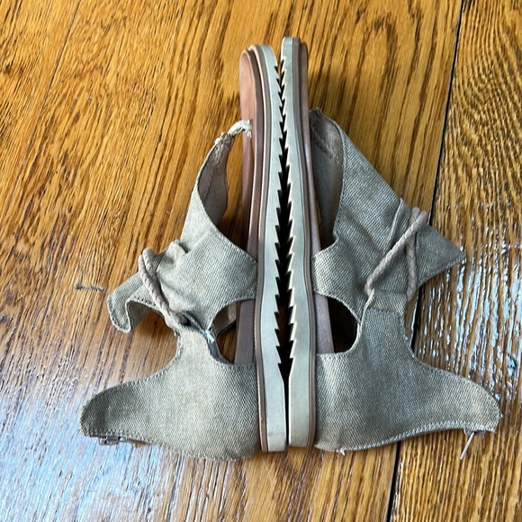 Very G brand canvas sandals. Zip back closure. Khaki color, size 9. - Picture 5 of 9